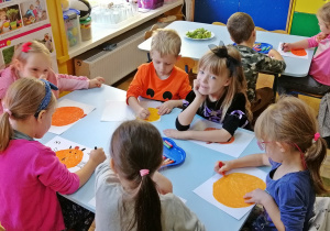 Dzieci do rysowania dyni wykorzystują pastele olejowe.